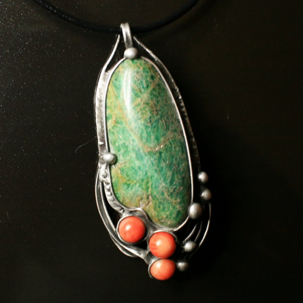 Rozkvetlo nám kamení - jaspis zelený, korál