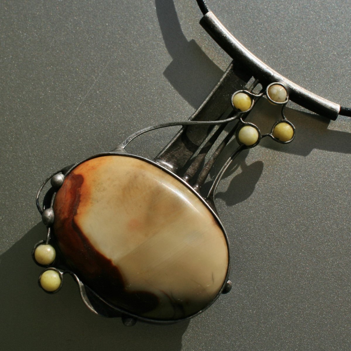 Cesta - jaspis pestrý