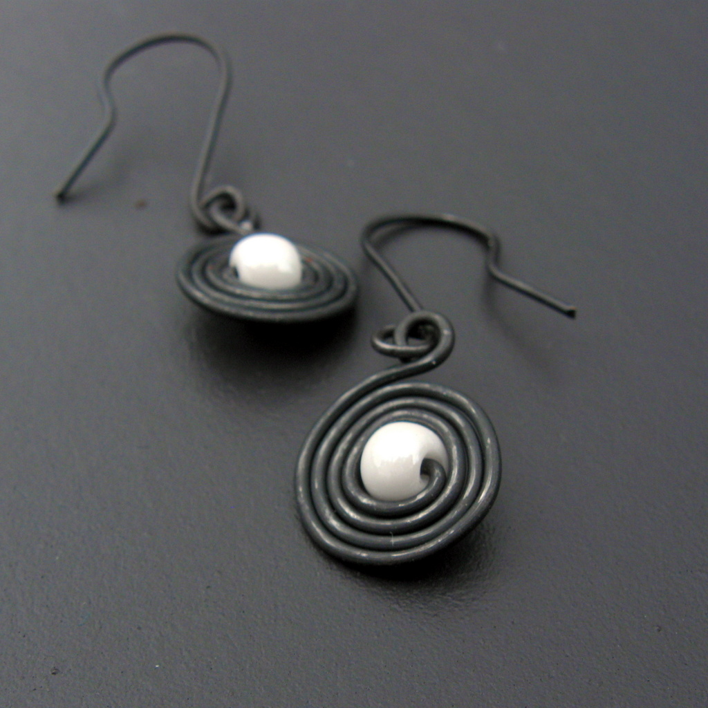 Náušnice s bílým korálkem