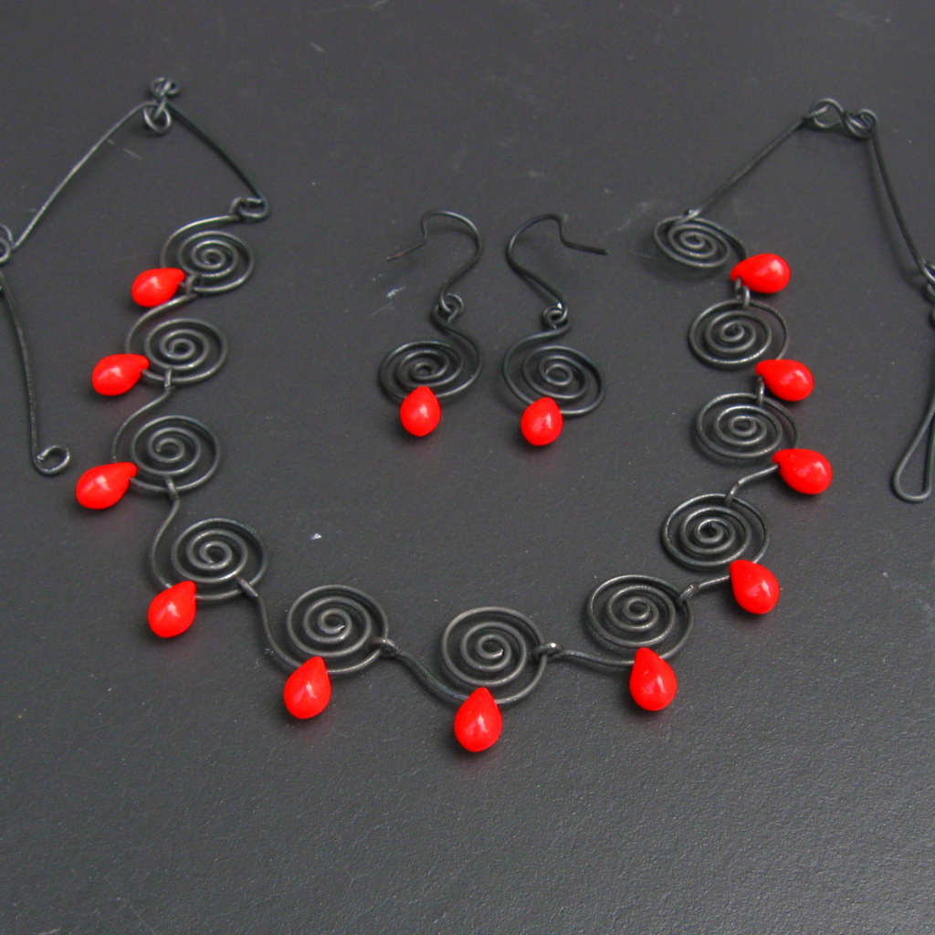 Rudé kapky ve spirálách