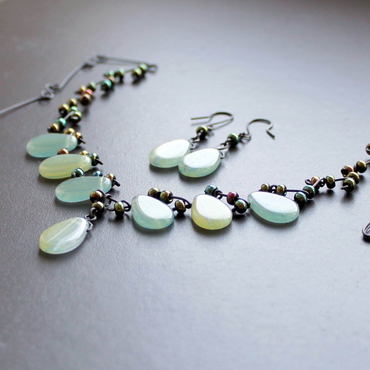 Metalicky zelená větvička s lístečky