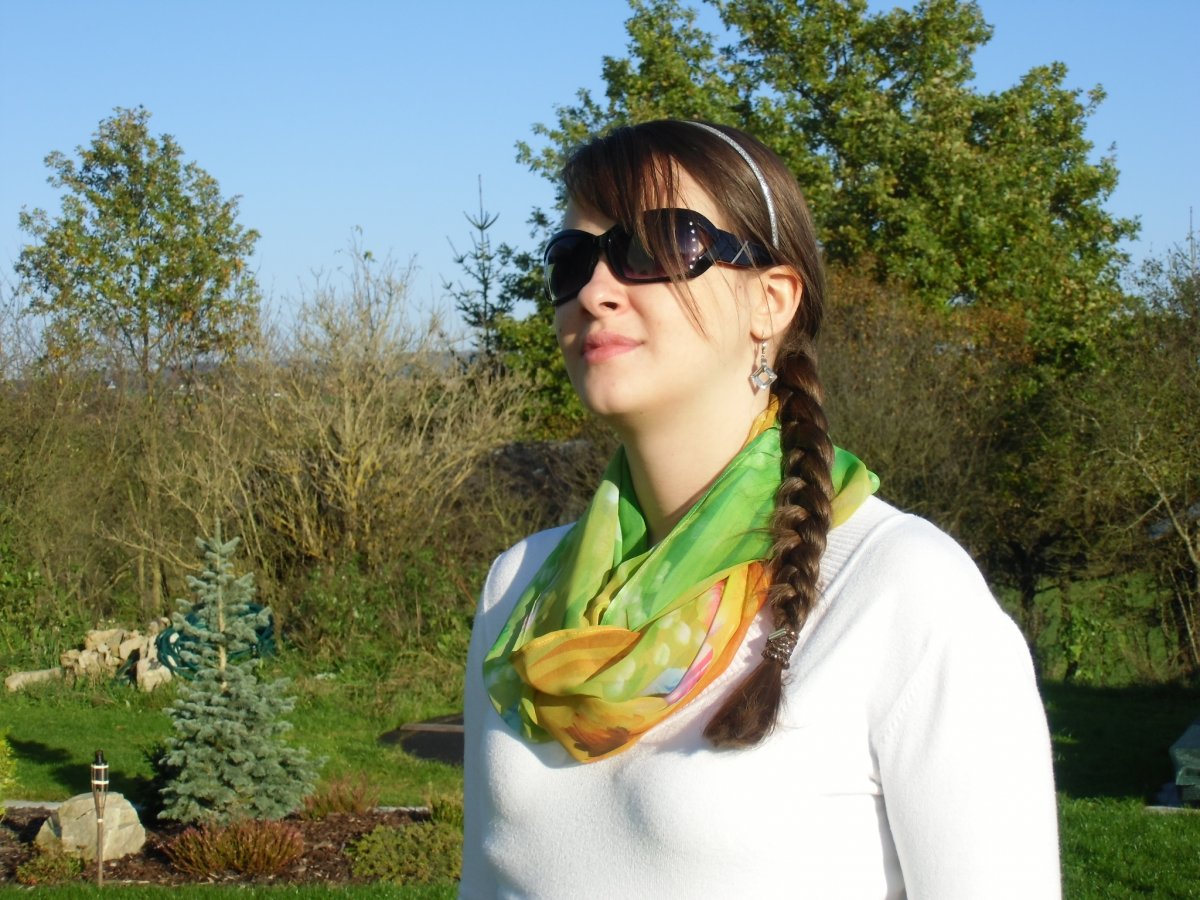 Lehoučký nákrčník barevný