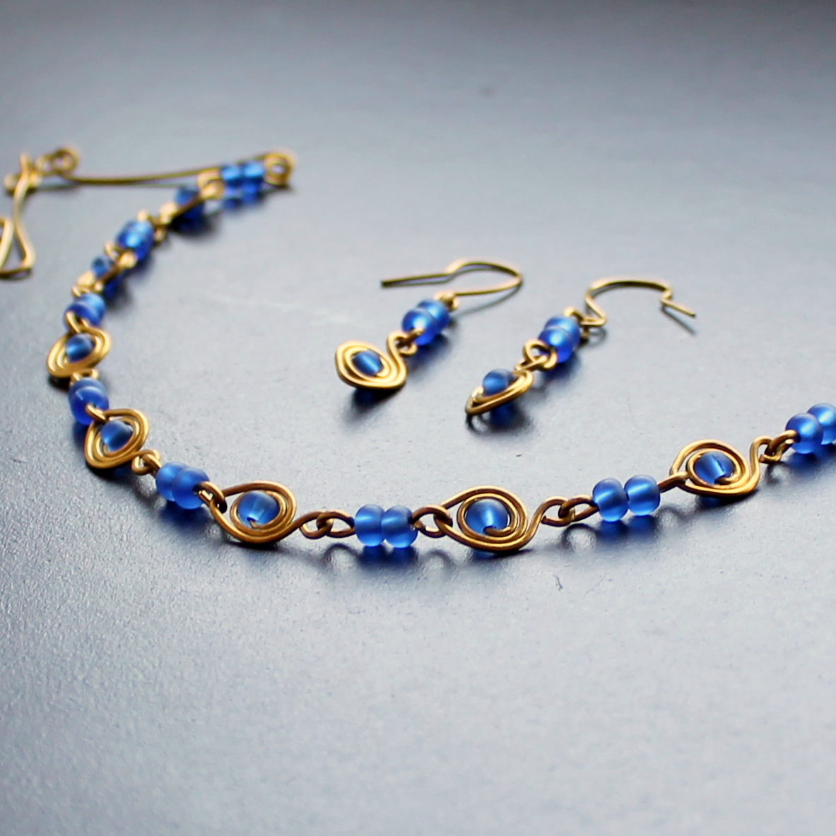 Modrá matná očka v mosazi