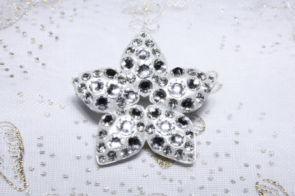 Brož bílá kytička