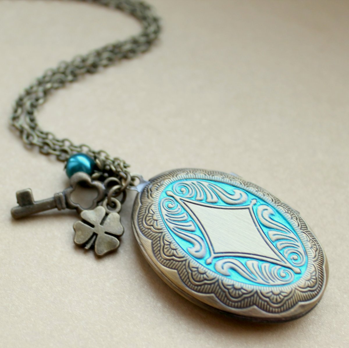 Medailonek v tyrkysové - náhrdelník