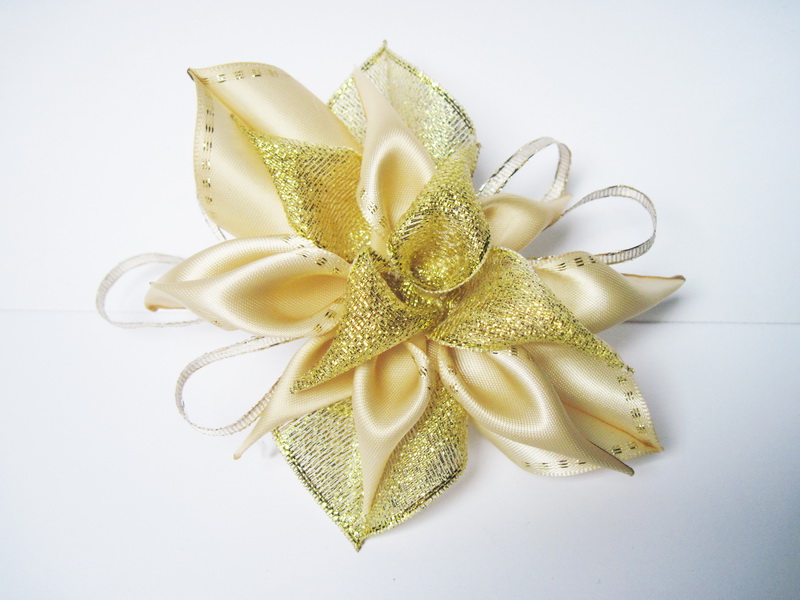 Béžovo-zlatá spona/brož