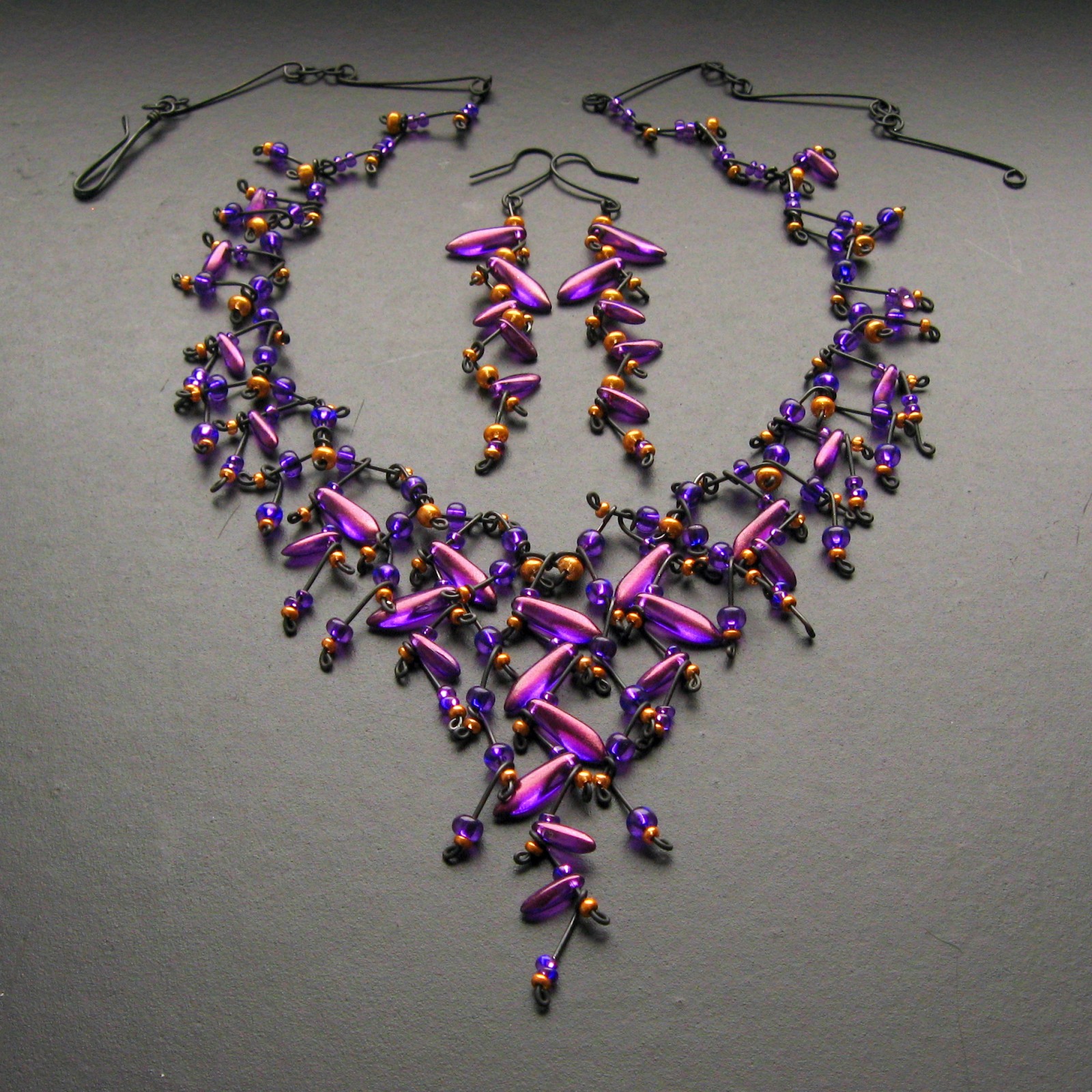 Oděna v zlato a purpur