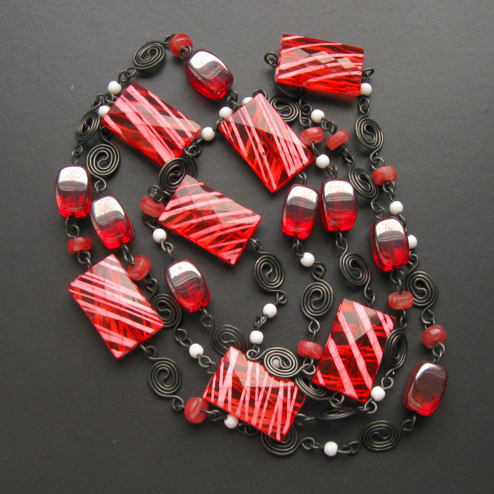 Dlouhý červený s bílými proužky