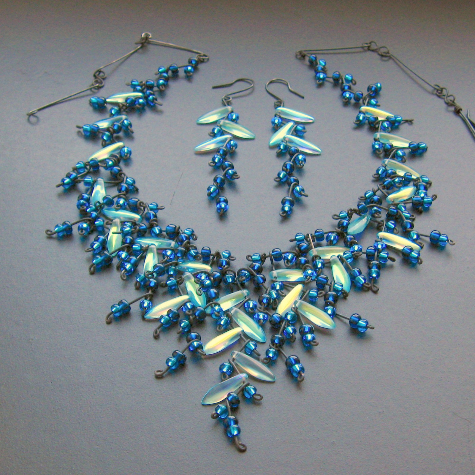 Temně modrá noc a měsíc