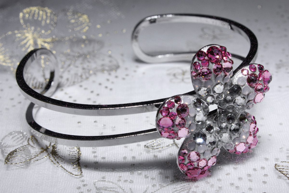 Růžový kytičkový náramek