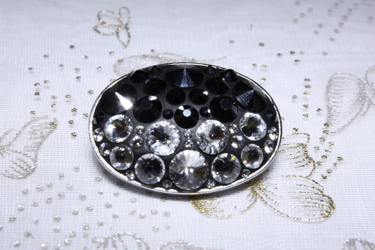 Černá oválná brož