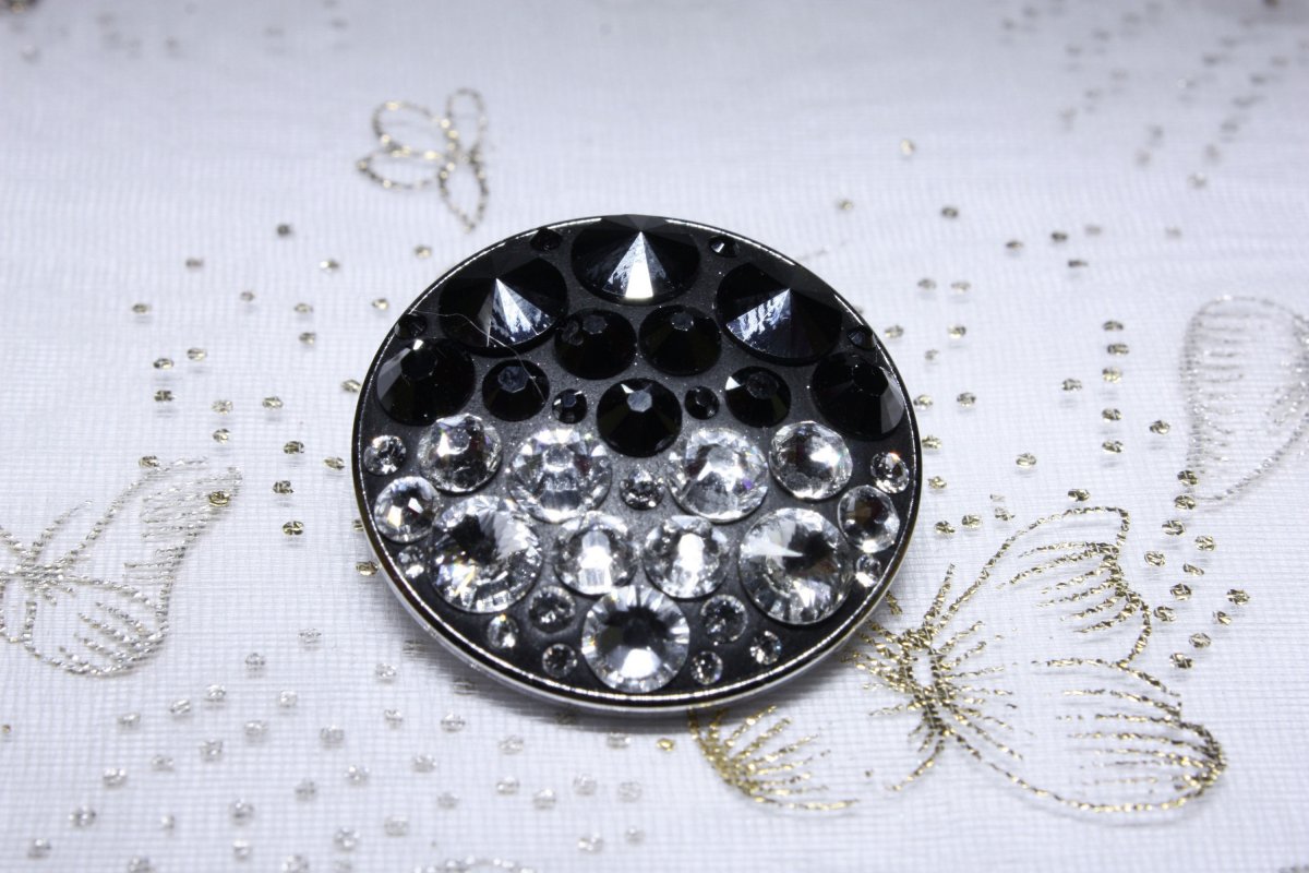 Černá kulatá brož