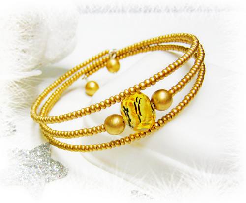 Elegantní tmavě zlatý náramek