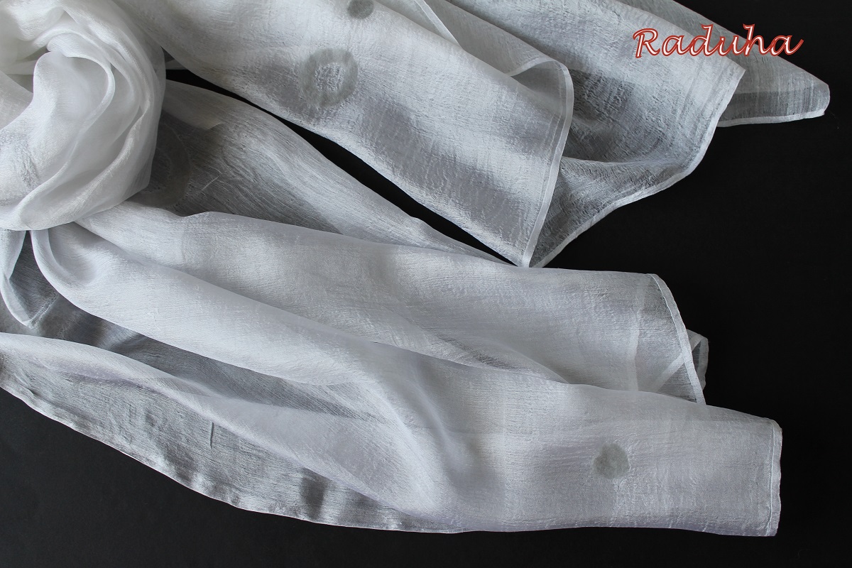 Šála z uzbeckého hedvábí bílá