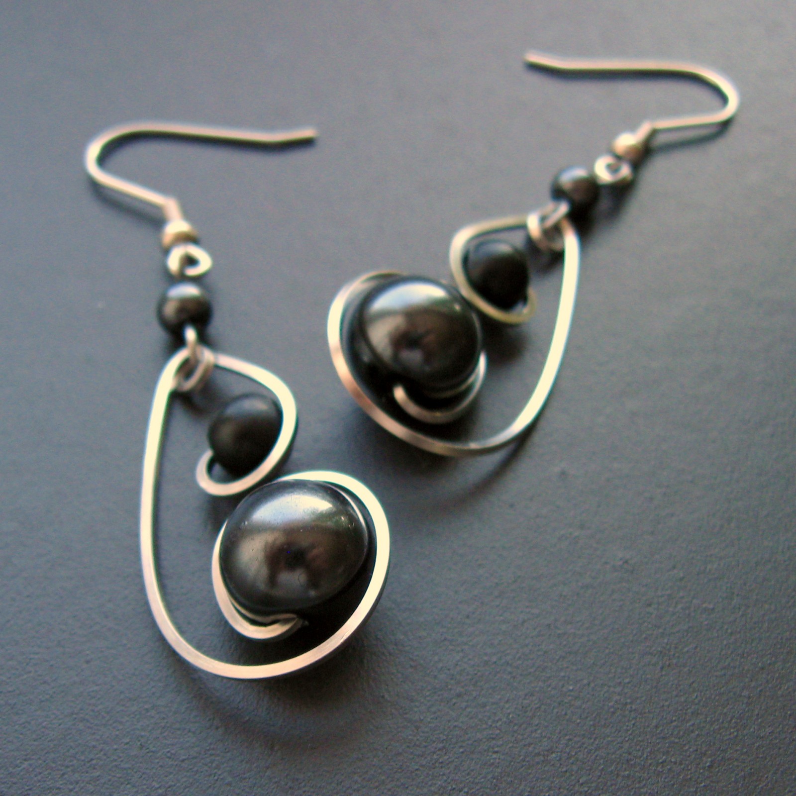 Náušnice černé a antracitové ve spirálách