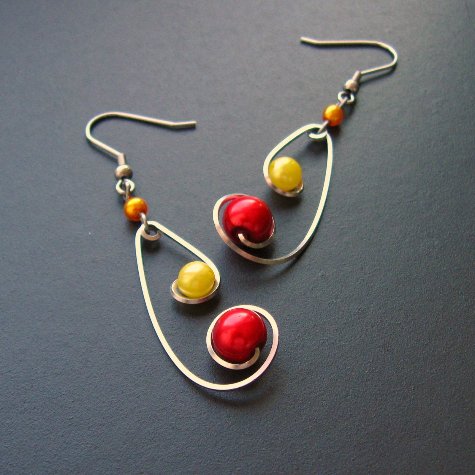 Náušnice žluté a červené ve spirálách