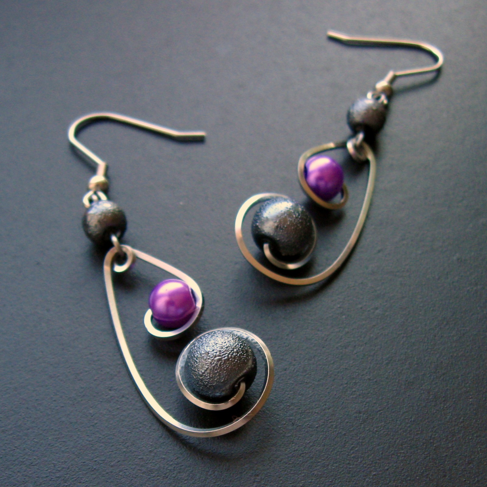 Náušnice šedé a fialové spirálách
