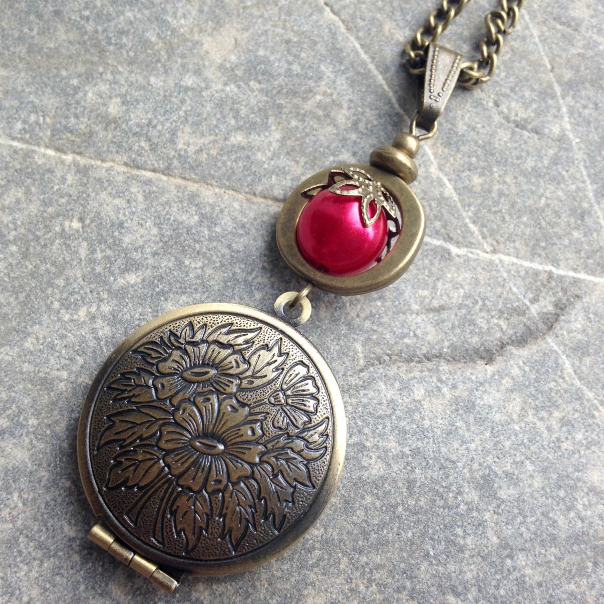 Medailonek s červenou perlou