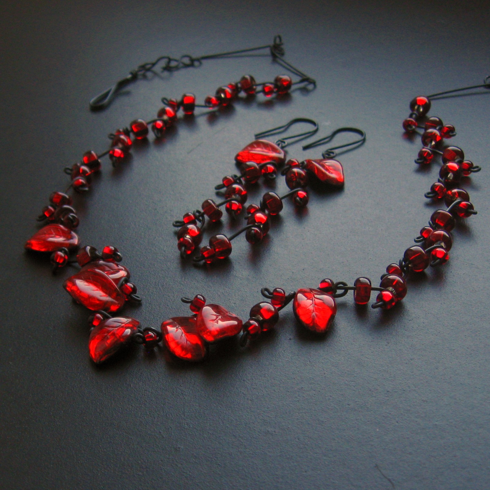 Rudá větvička s modrými lístky