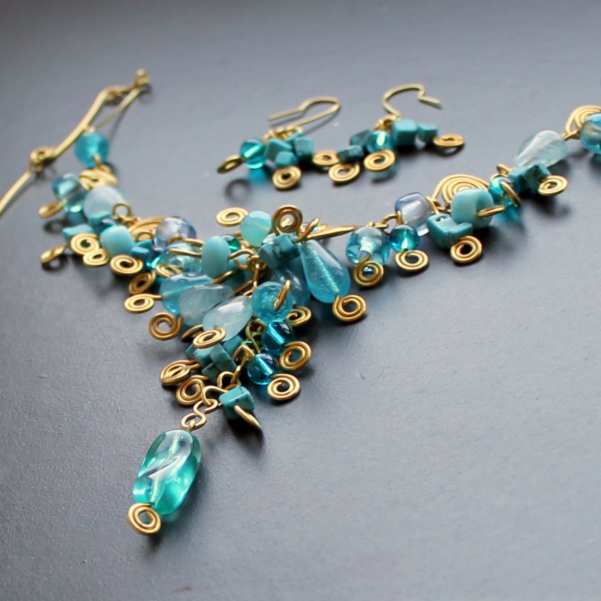 Modrý hrozen s mosaznými spirálkami