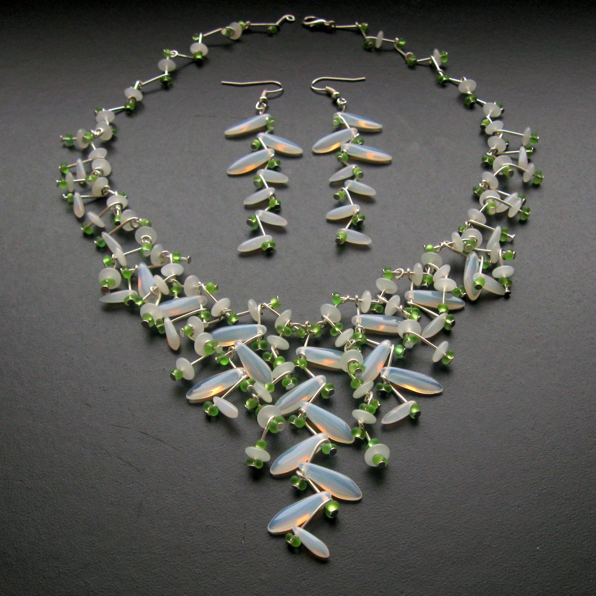 Svatební mléčně bílé se zeleným matem