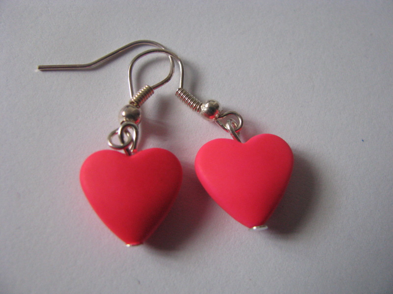 růžové neonové srdíčka