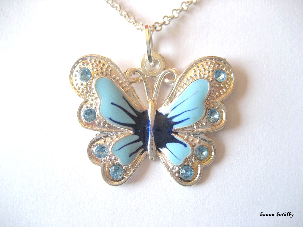 Řetízek s modrým motýlkem