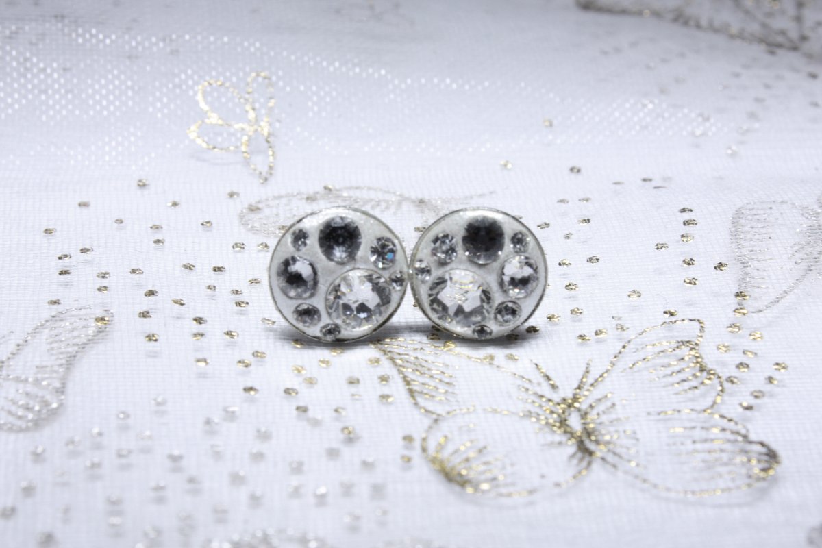 Malinkaté bílé náušničky