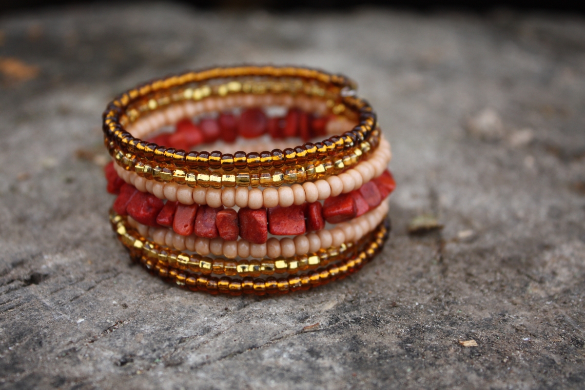 Náramek s červeným korálem...