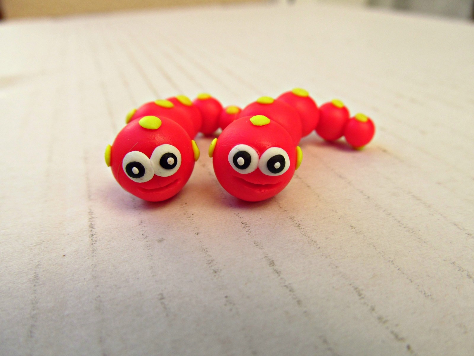 Housenky červené neonové