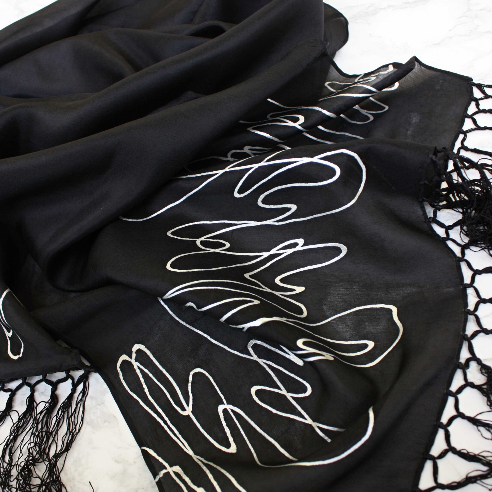 hedvábná šála s třásněmi