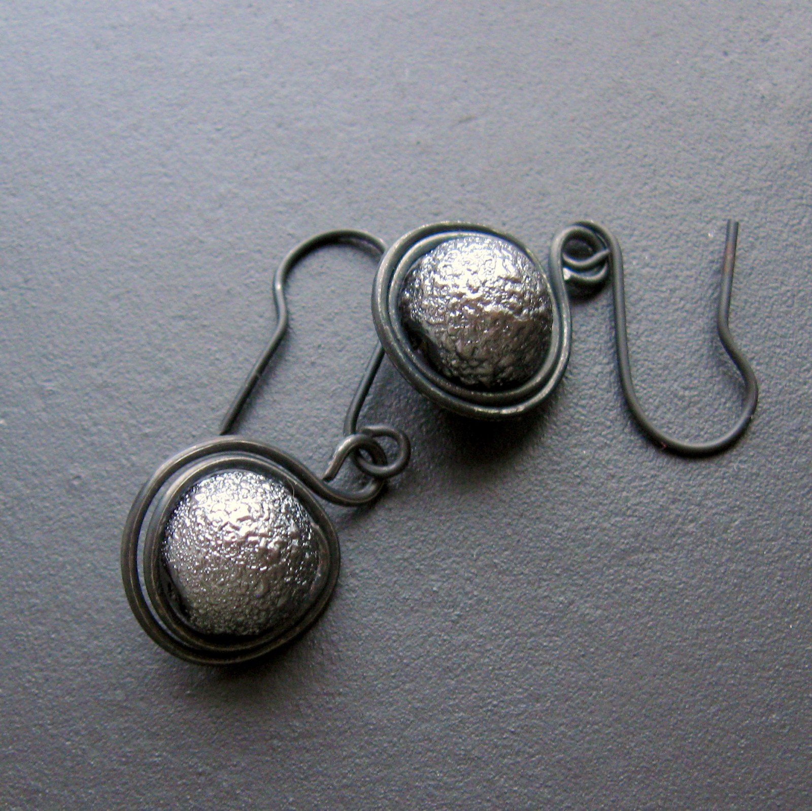 Náušnice světlý antracit