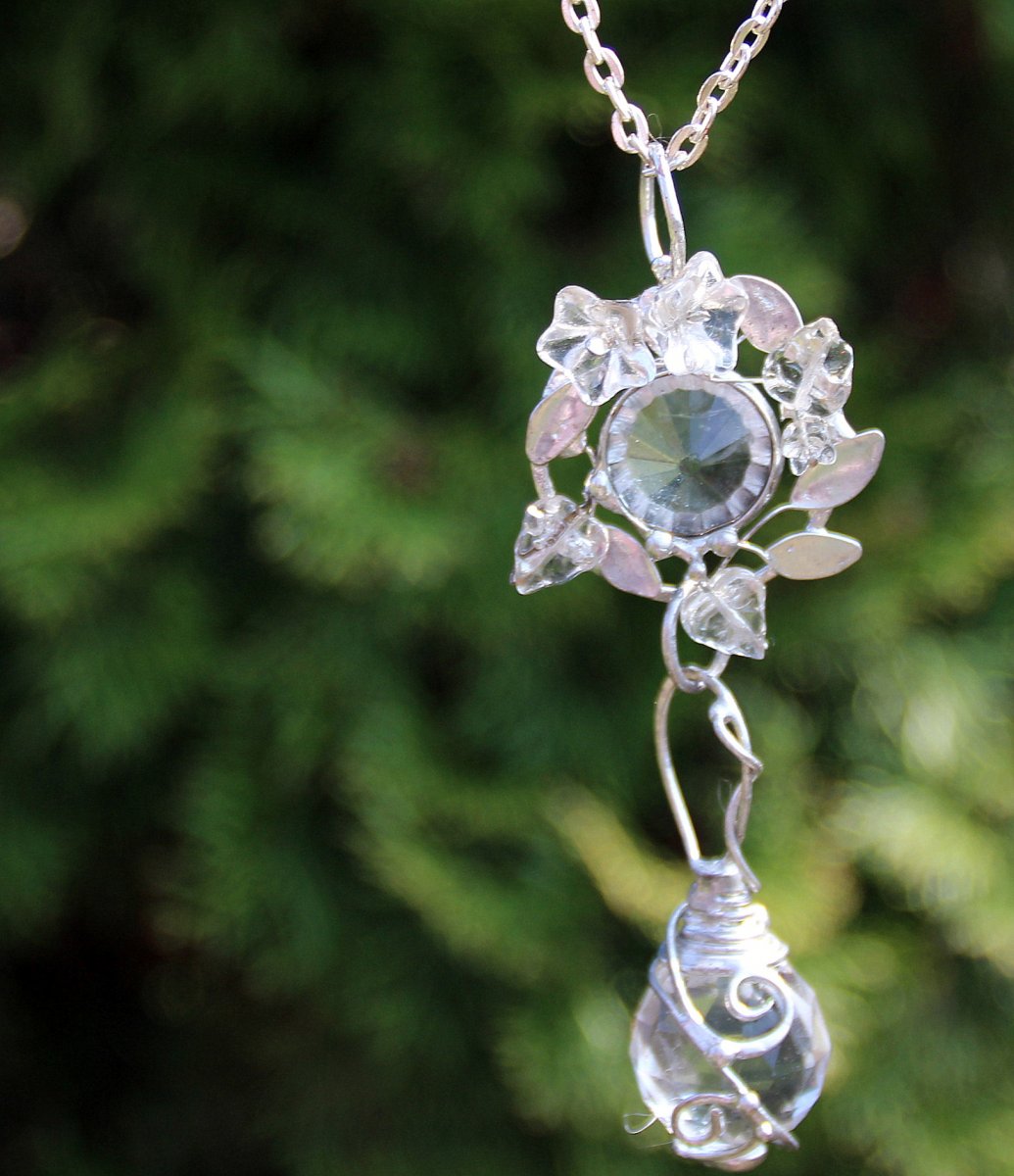 NÁHRDELNÍK VE VĚTRU