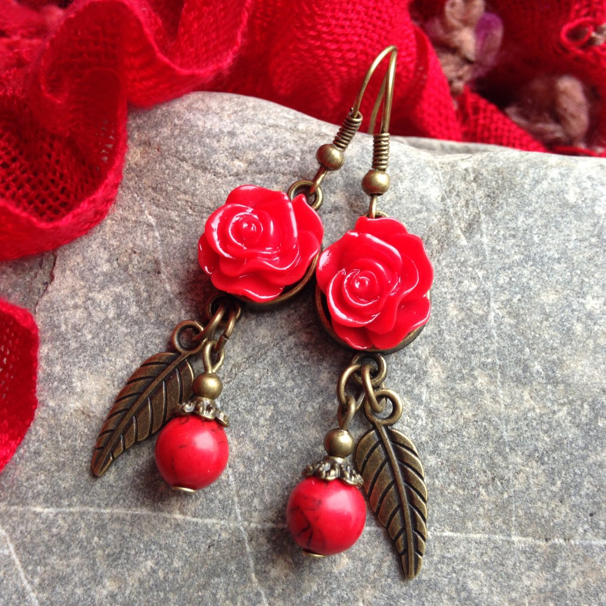 Náušnice s červenou růžičkou