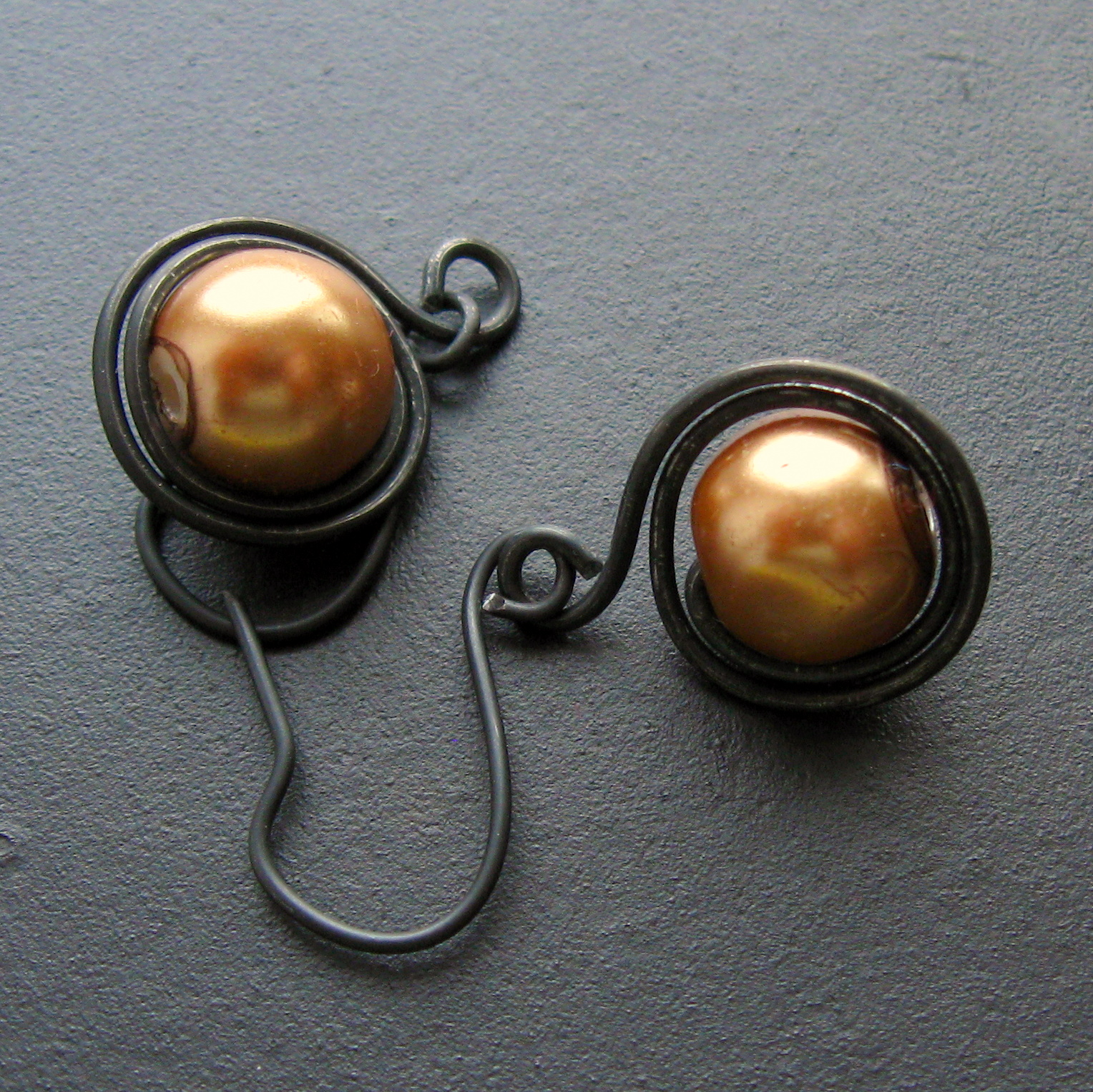 Náušnice barvy neapolské žluti