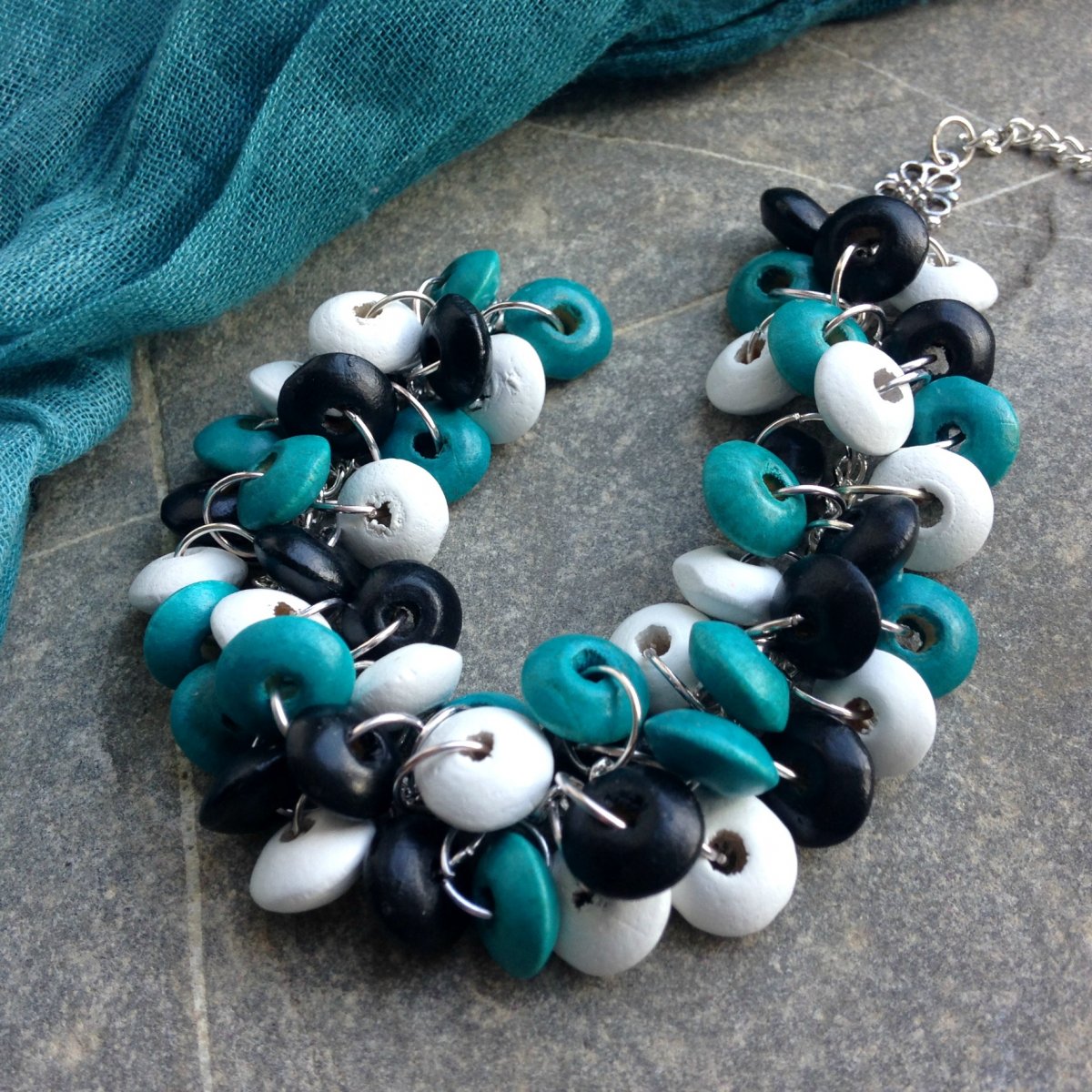 Black & white s tyrkysem