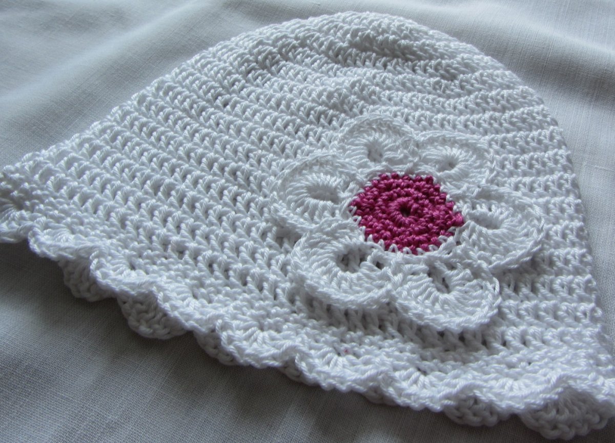 Háčkovaný klobouček s aplikací