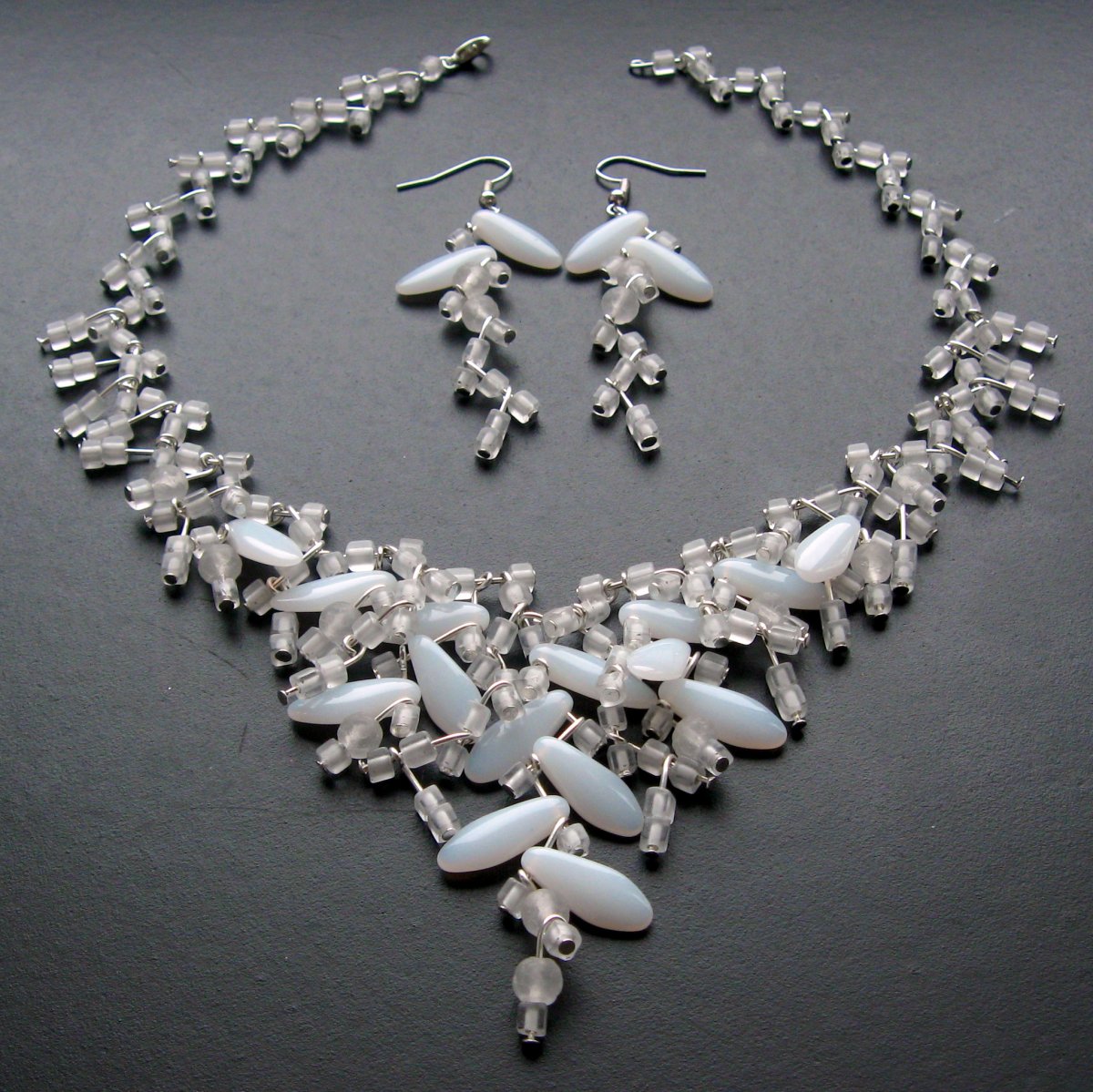 Svatební bílý s jazýčky v matu