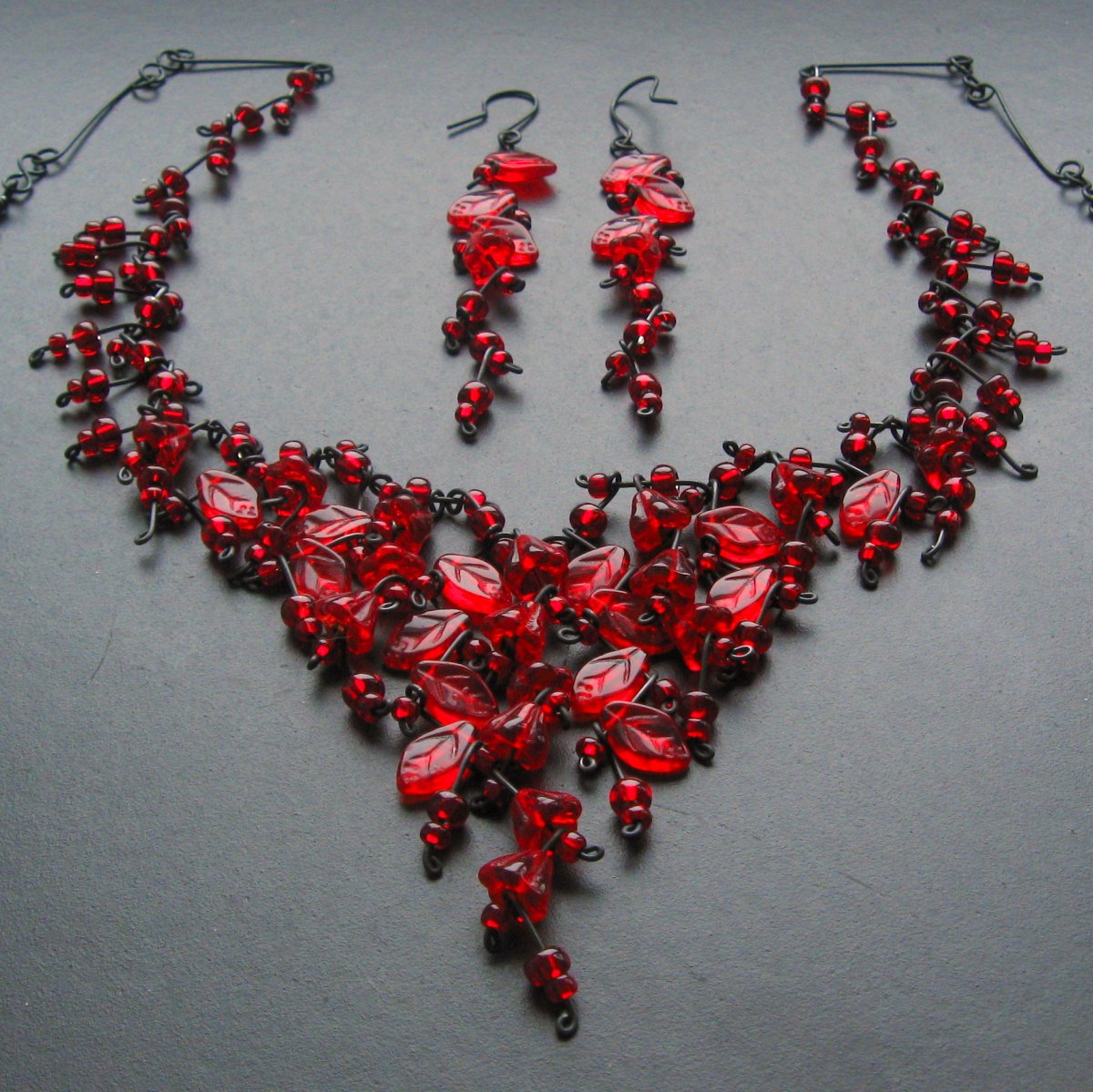 Červené třepení s kvítky