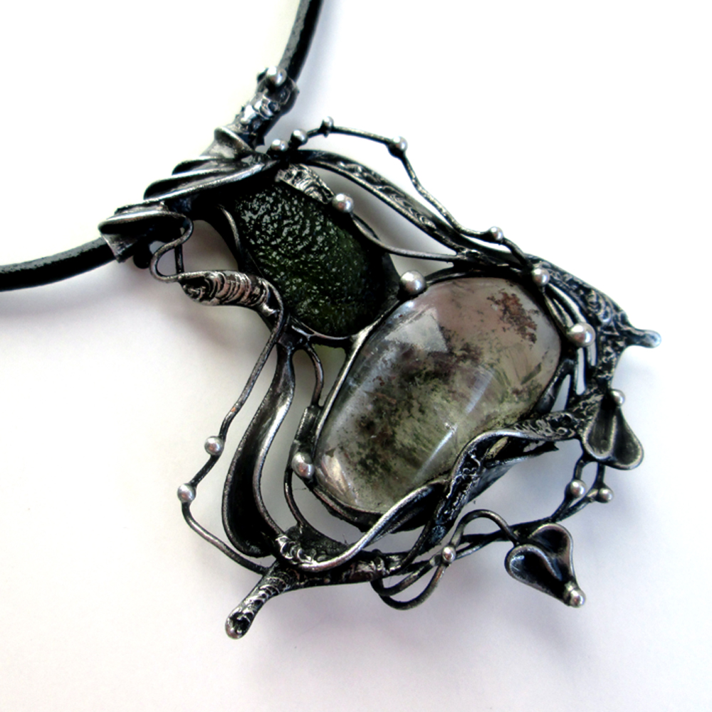 Křišťál s vltavínem