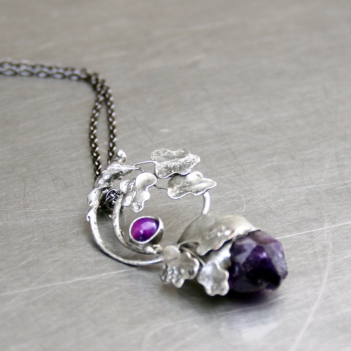 NÁHRDELNÍK SNOUBENO S DUBEM