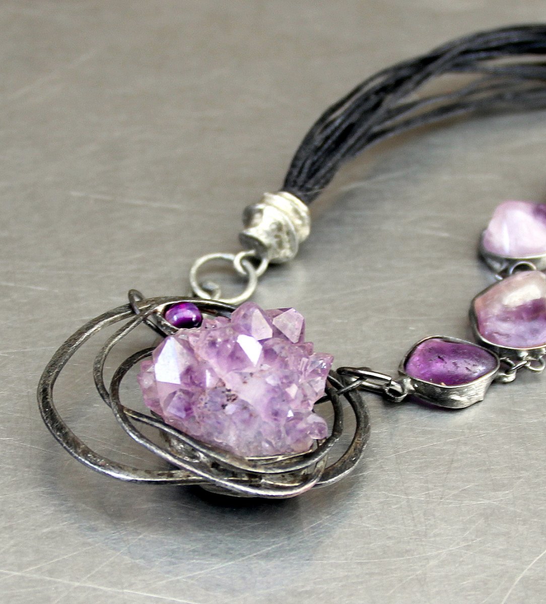 NÁHRDELNÍK  POHLAZENÍ AMETYSTEM