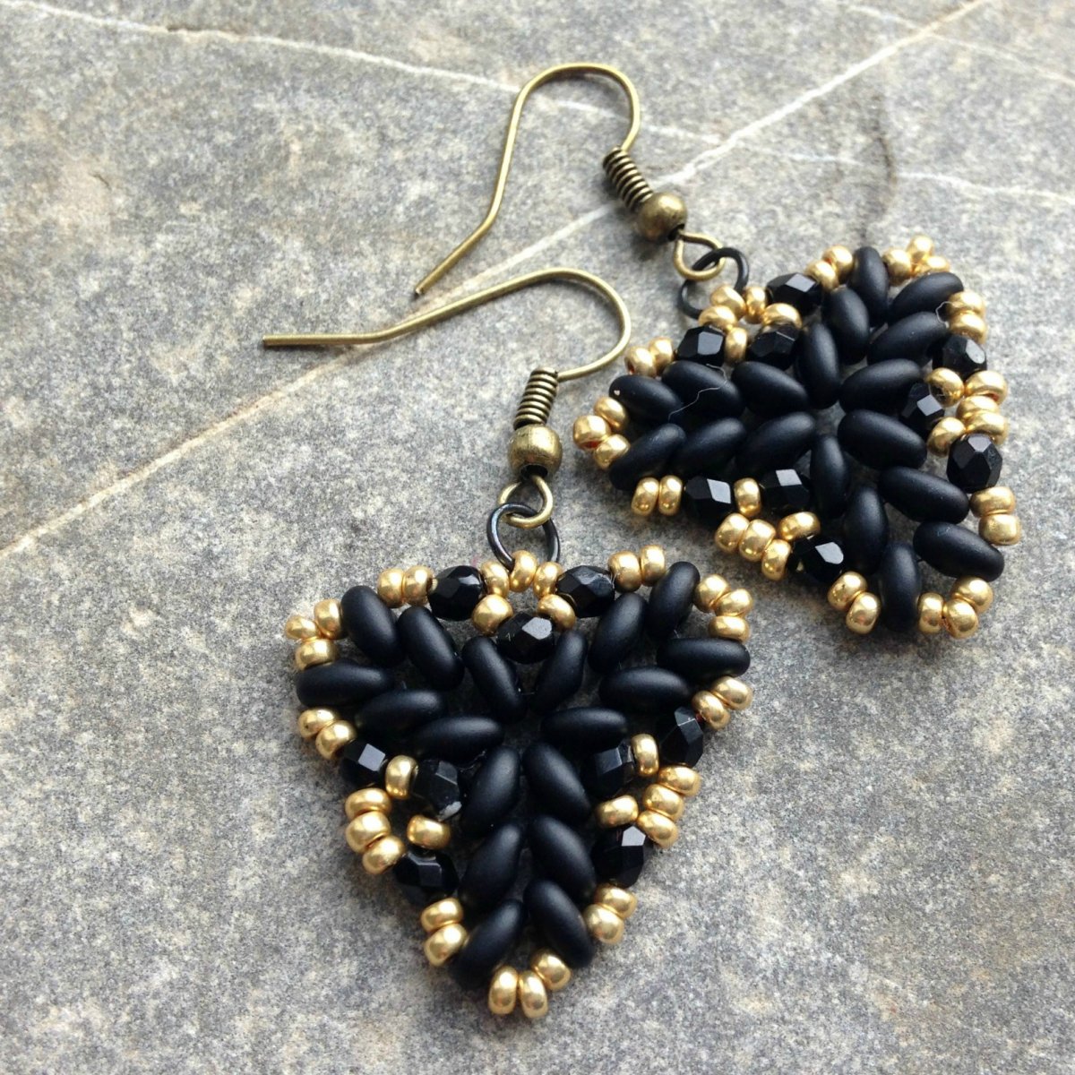 Černo zlaté trojúhelníky