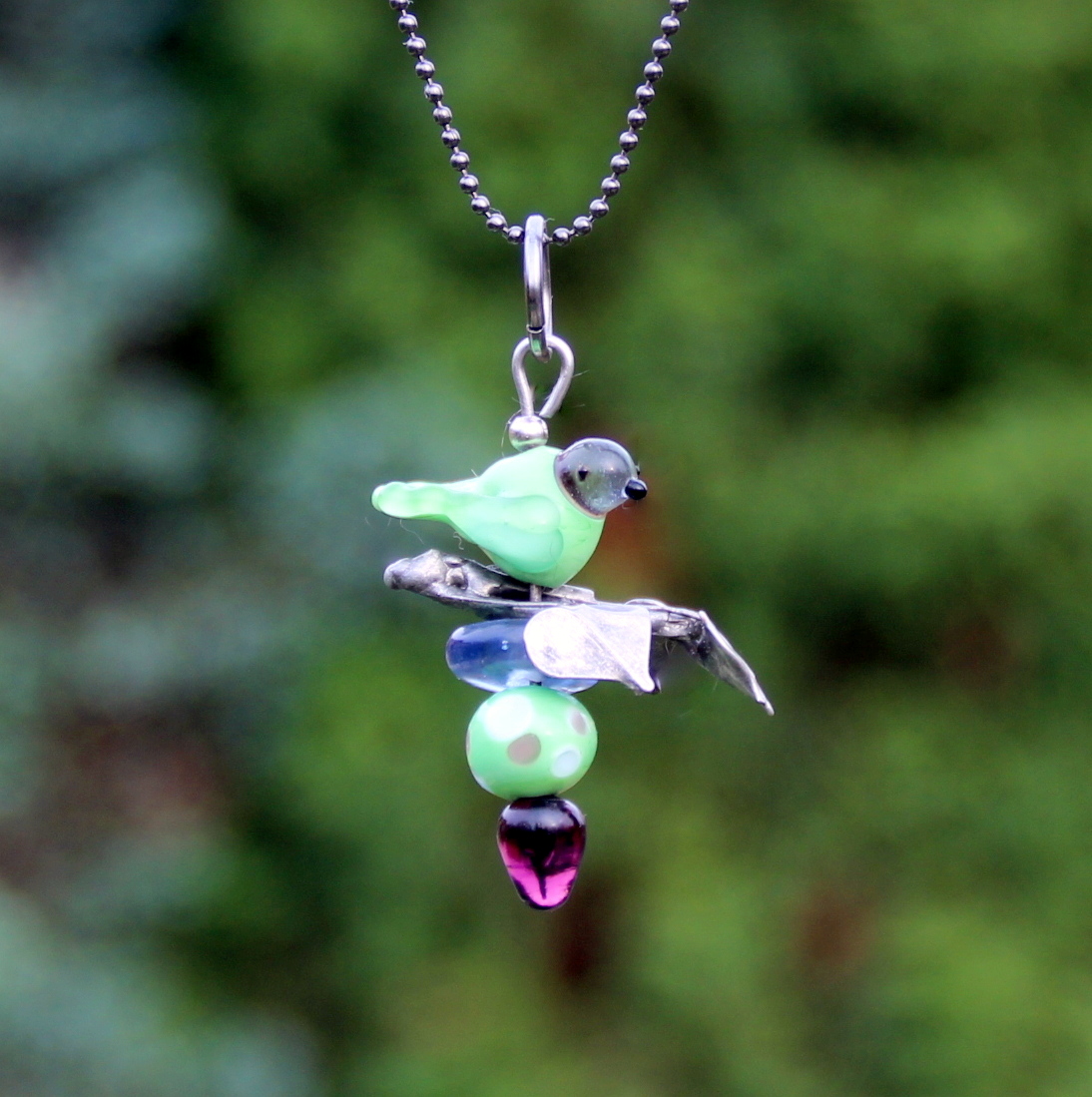 NÁHRDELNÍK V JARNÍM RÁNU