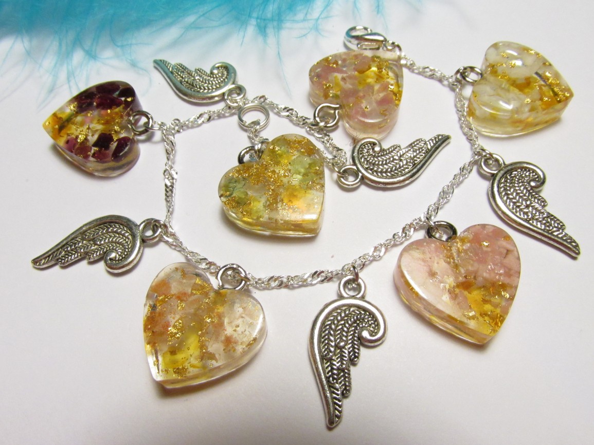 Orgonitový náramek s drahými kameny, plátkovým zlatem a andělskými křídly