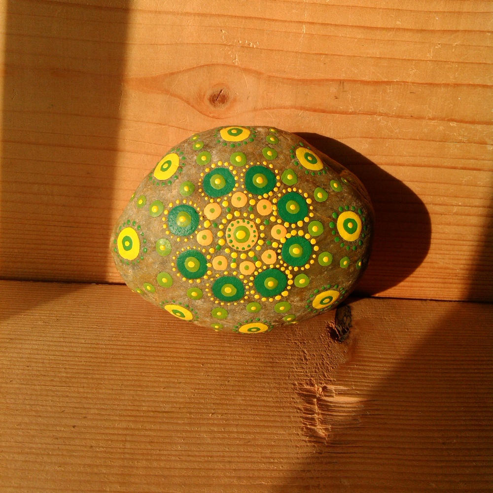 Malovaný kámen s mandalkou č. 6