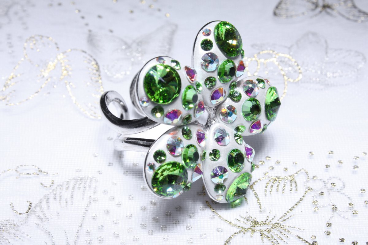 Zelený prsten kytička