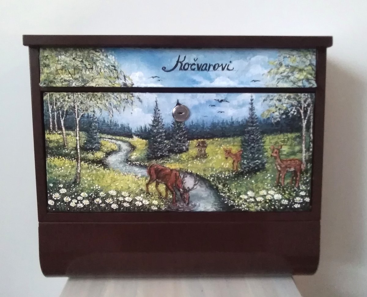 Hnědá schránka s rourou -rybaření