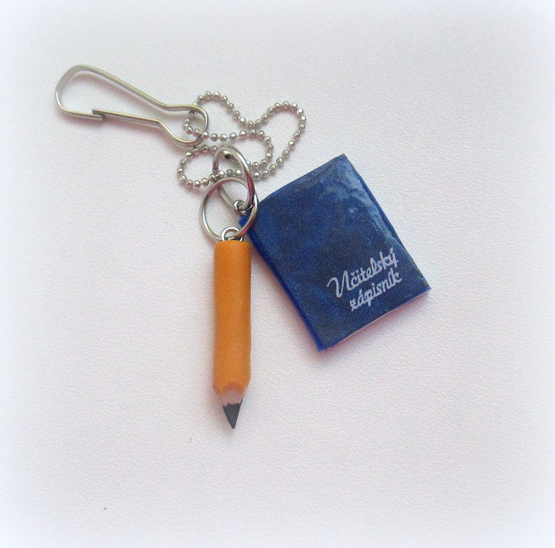 Učitelský zápisník a tužka