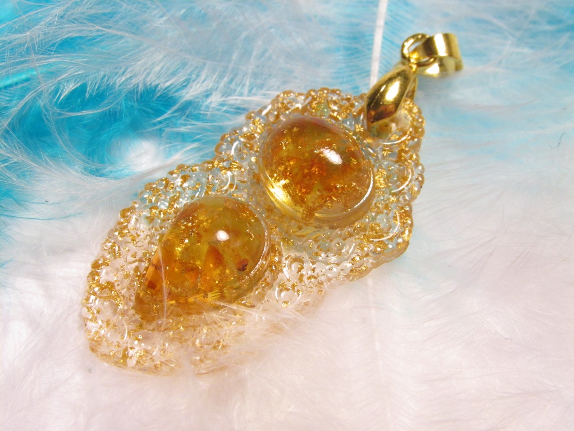 Orgonit přívěsek jantar, plátkové zlato